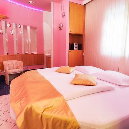 Hotel Eroplan Rožnov pod Radhoštěm المظهر الخارجي الصورة