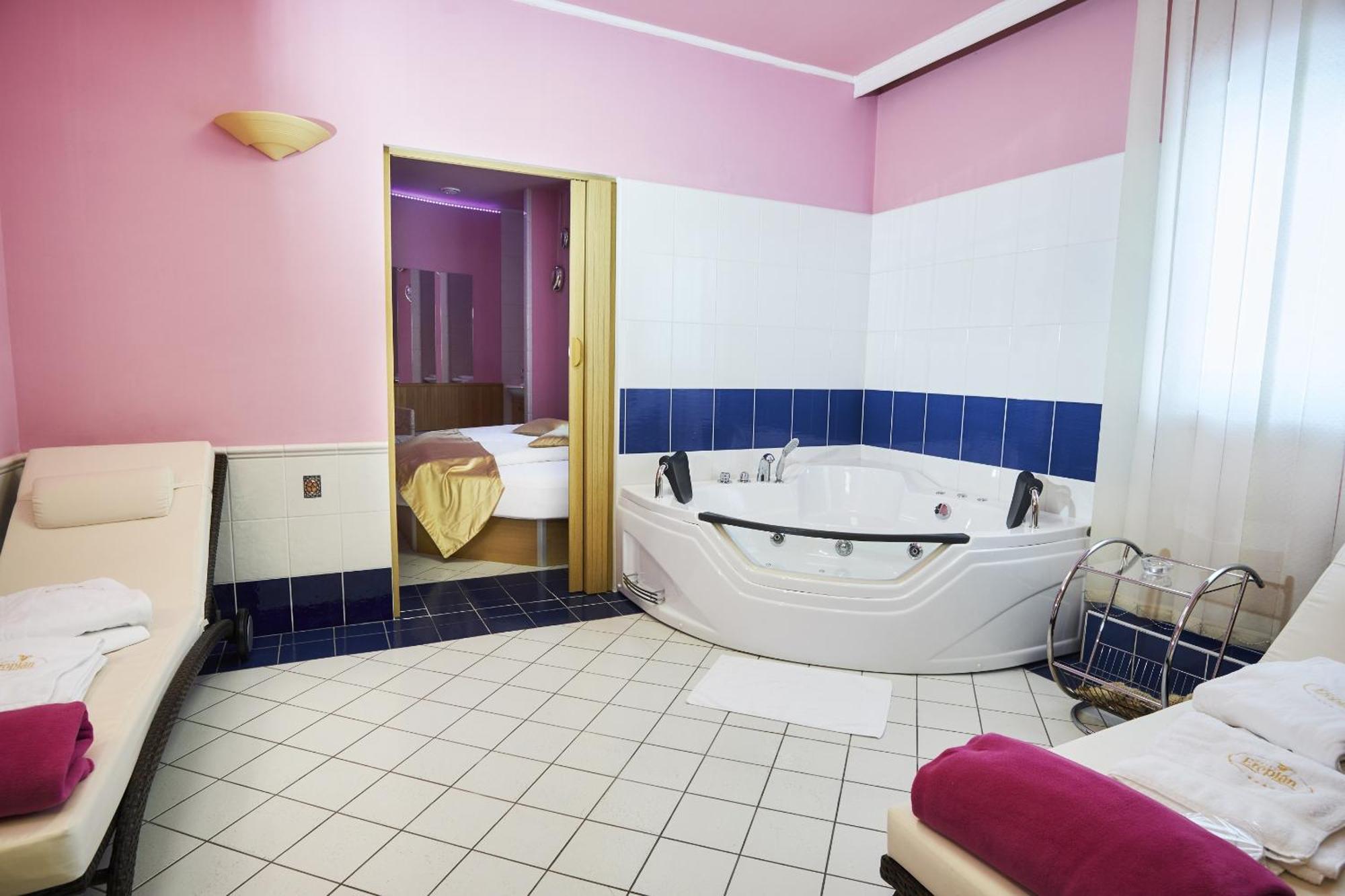 Hotel Eroplan Rožnov pod Radhoštěm المظهر الخارجي الصورة