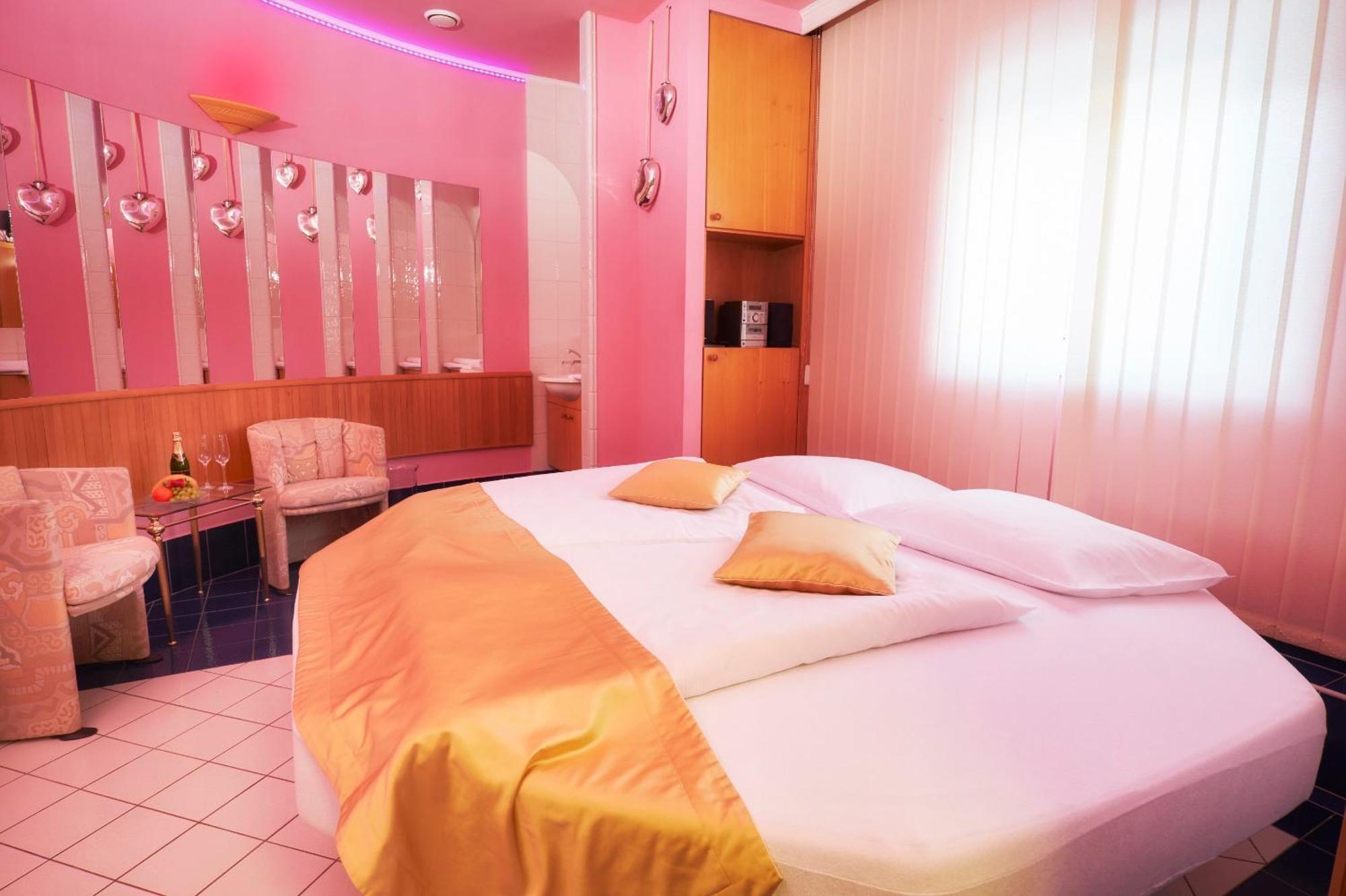Hotel Eroplan Rožnov pod Radhoštěm المظهر الخارجي الصورة