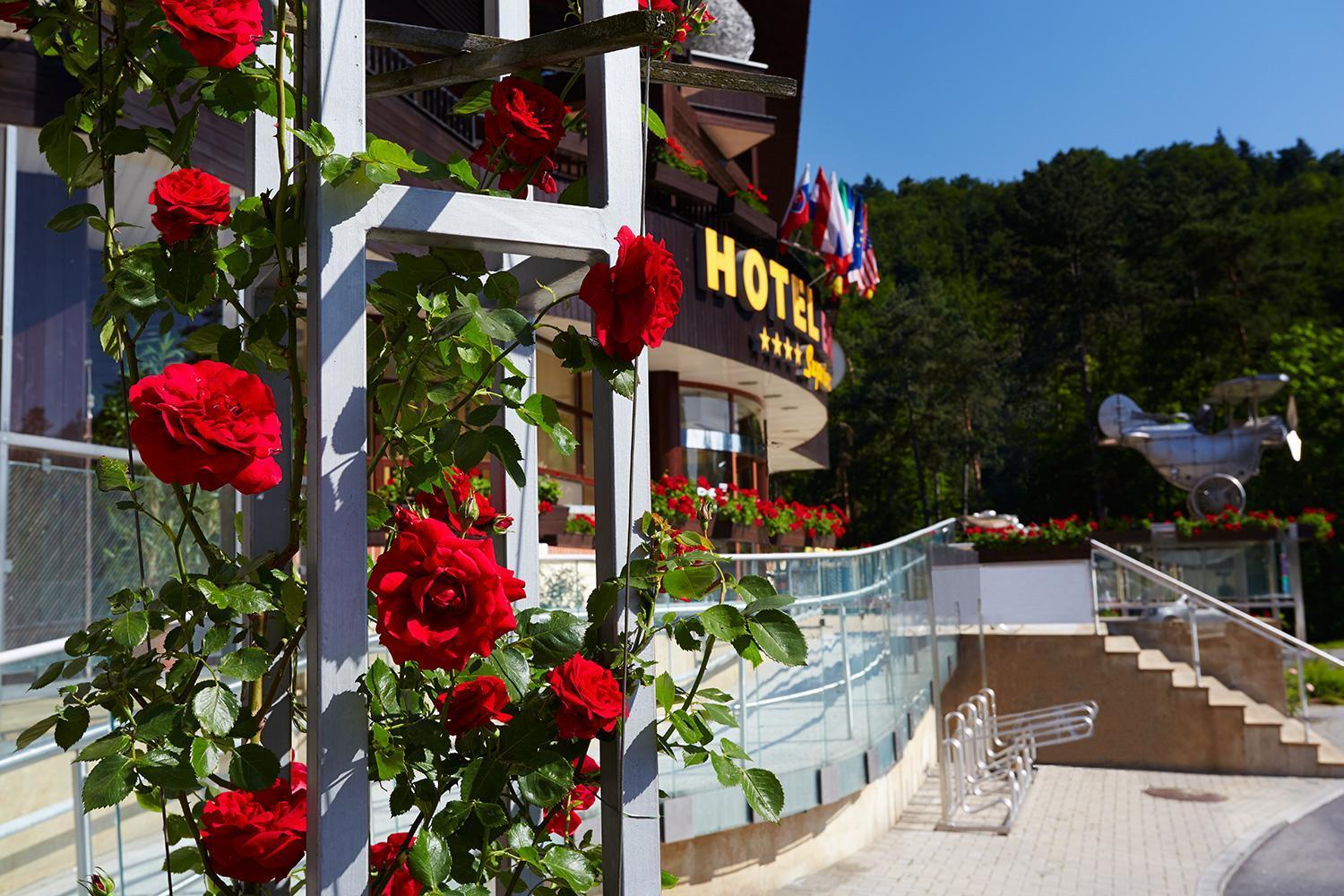 Hotel Eroplan Rožnov pod Radhoštěm المظهر الخارجي الصورة